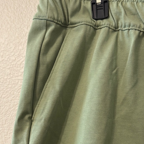 Nike Women's Green Shorts 2X NWT - Picture 3 of 3